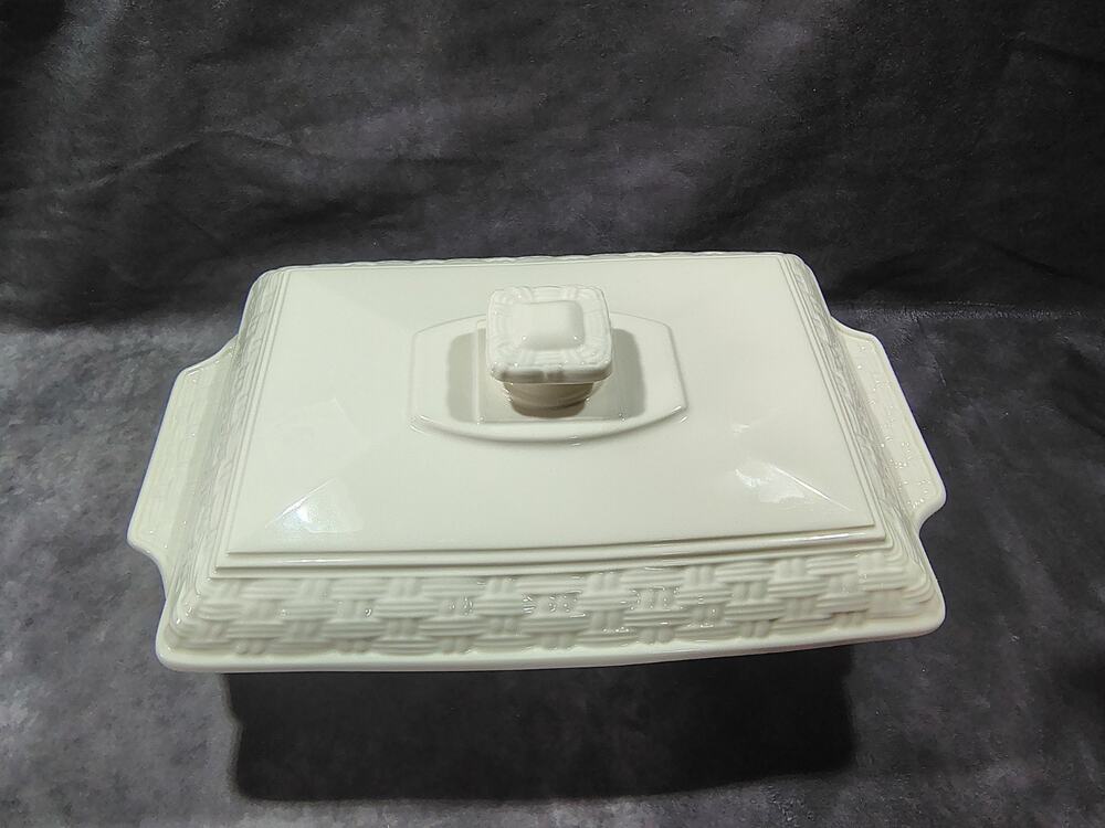 BELLEEK IRELAND BASKETWEAVE 2QT CASSEROLE DISH WITH LID NEW IN ORIGINAL BOX